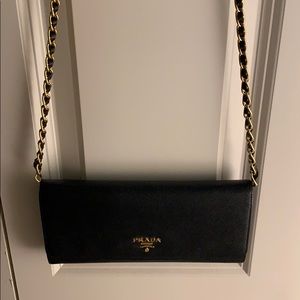 prada wallet on chain